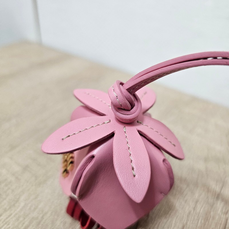 [超可愛吊飾,新年福利🧧] MiuMiu 玫瑰粉拼紅牛皮造型吊飾-8