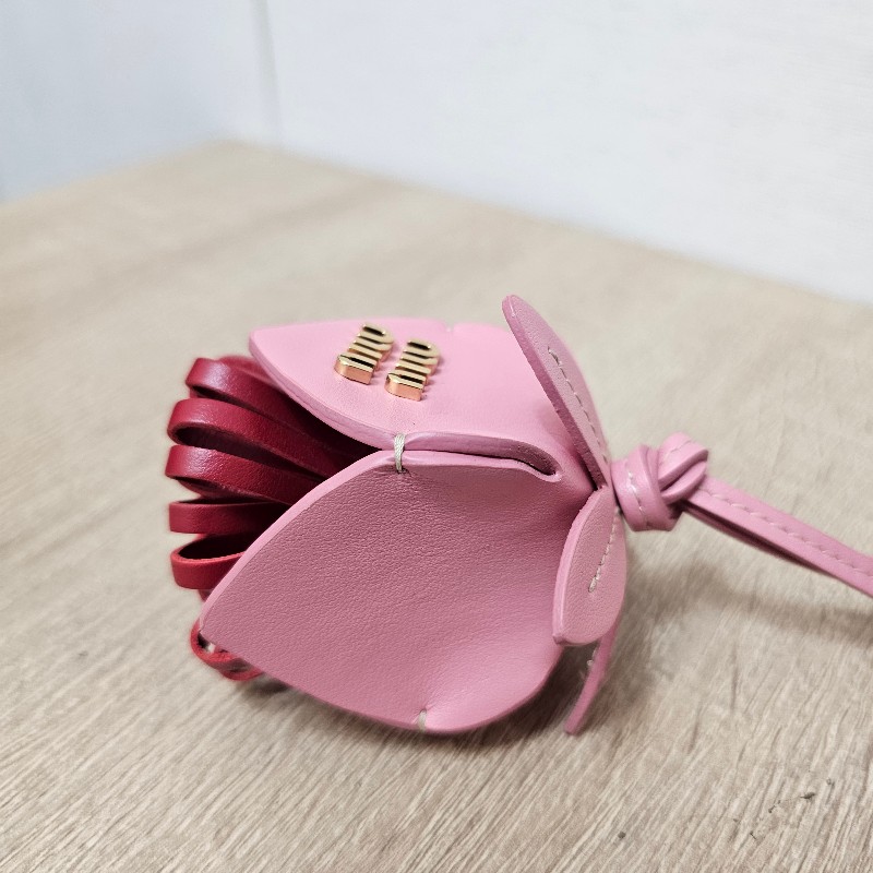 [超可愛吊飾,新年福利🧧] MiuMiu 玫瑰粉拼紅牛皮造型吊飾-9