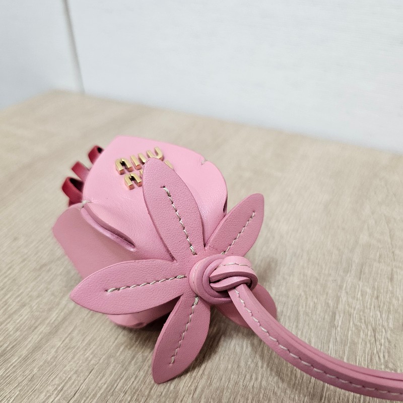 [超可愛吊飾,新年福利🧧] MiuMiu 玫瑰粉拼紅牛皮造型吊飾-10