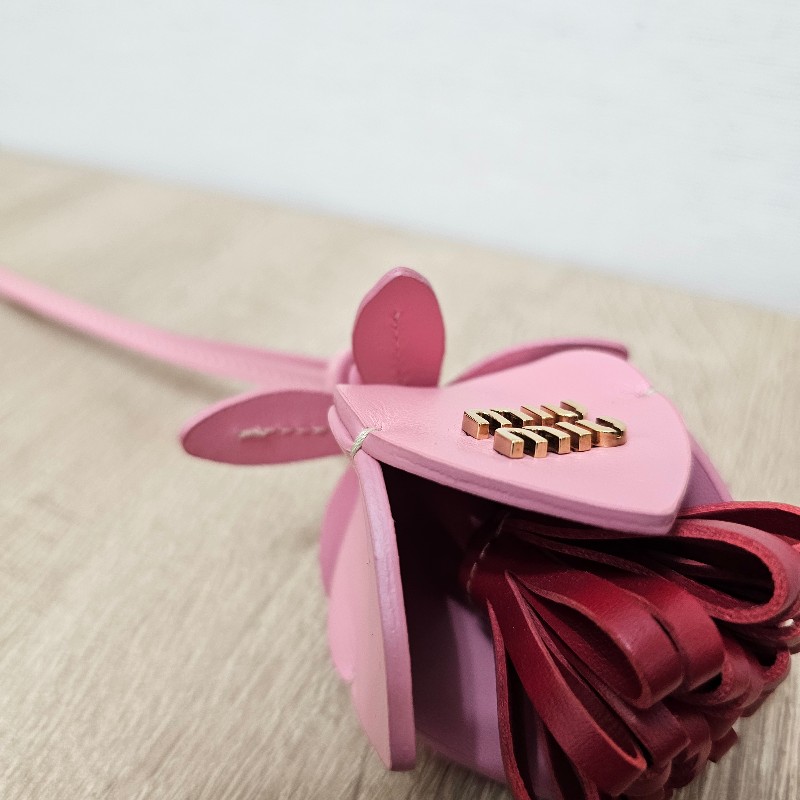 [超可愛吊飾,新年福利🧧] MiuMiu 玫瑰粉拼紅牛皮造型吊飾-11