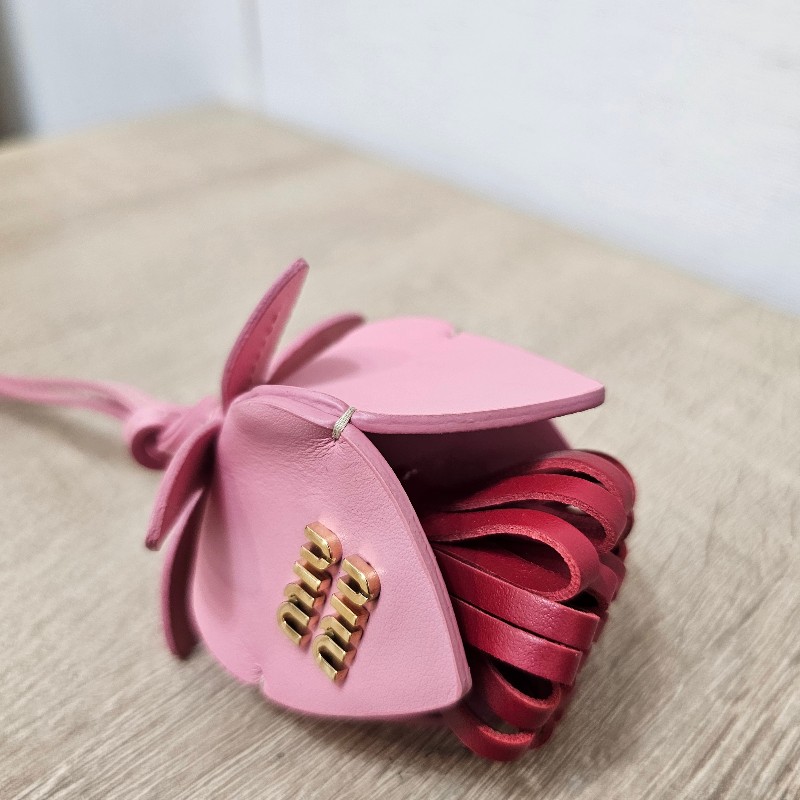 [超可愛吊飾,新年福利🧧] MiuMiu 玫瑰粉拼紅牛皮造型吊飾-13