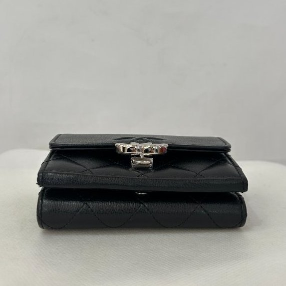 Chanel黑色半銀扣雙面三折扣式小短夾-4