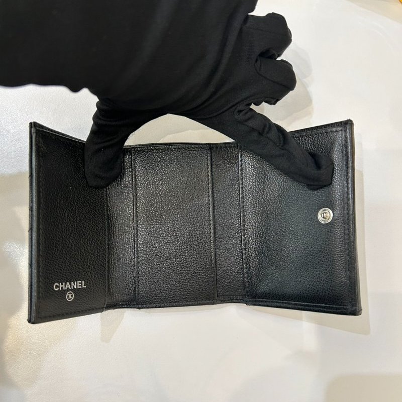 Chanel黑色半銀扣雙面三折扣式小短夾-8