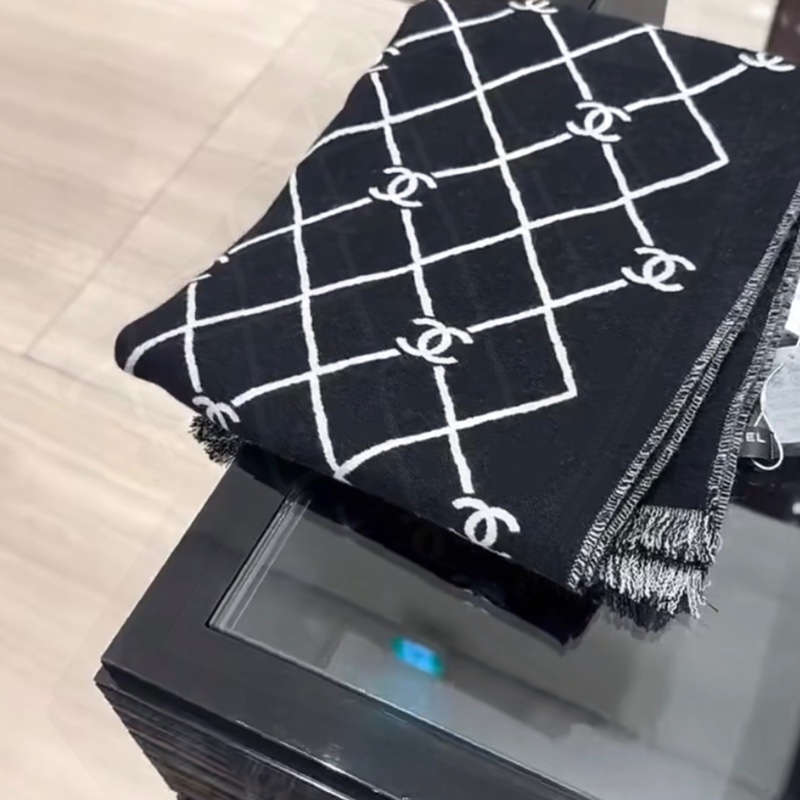 Chanel香奈兒26P黑白雙面羊毛圍巾-1