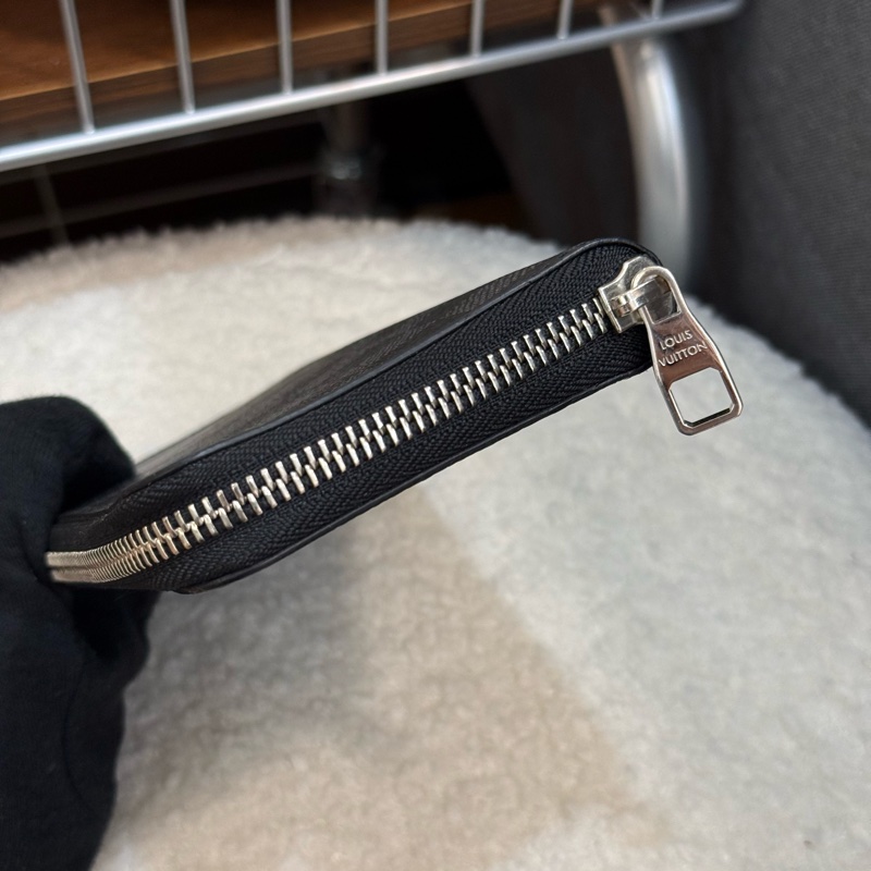 Lv 黑棋盤格拉鏈長夾-2