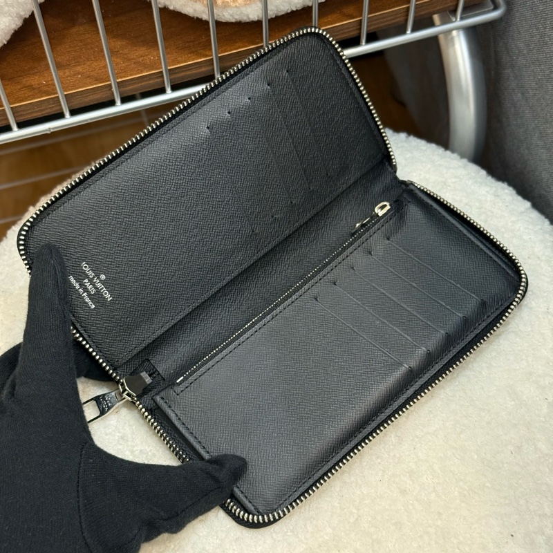 Lv 黑棋盤格拉鏈長夾-5
