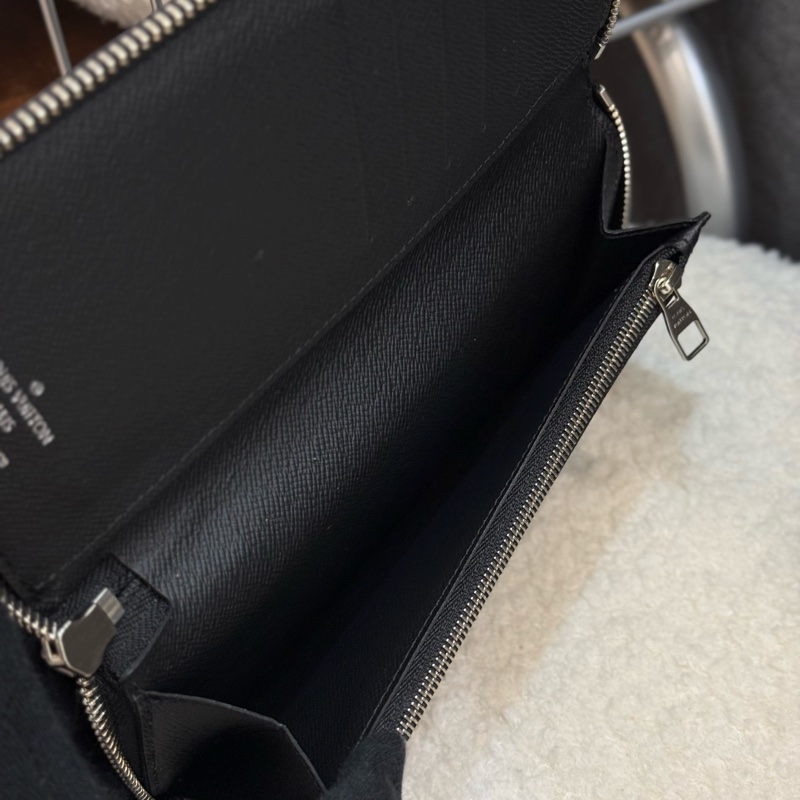 Lv 黑棋盤格拉鏈長夾-6