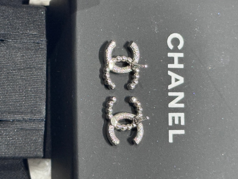 CHANEL 香奈兒 經典款珍珠水鑽雙C  LOGO夾式耳環(銀色) 1.6 x 1.2 cm-1