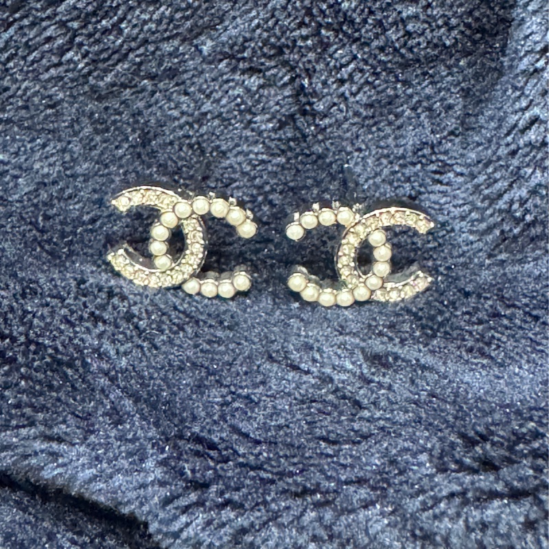 CHANEL 香奈兒 經典款珍珠水鑽雙C  LOGO夾式耳環(銀色) 1.6 x 1.2 cm-9