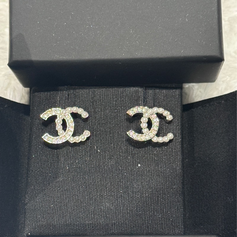 CHANEL 香奈兒 經典款珍珠水鑽雙C  LOGO夾式耳環(銀色) 1.6 x 1.2 cm-11