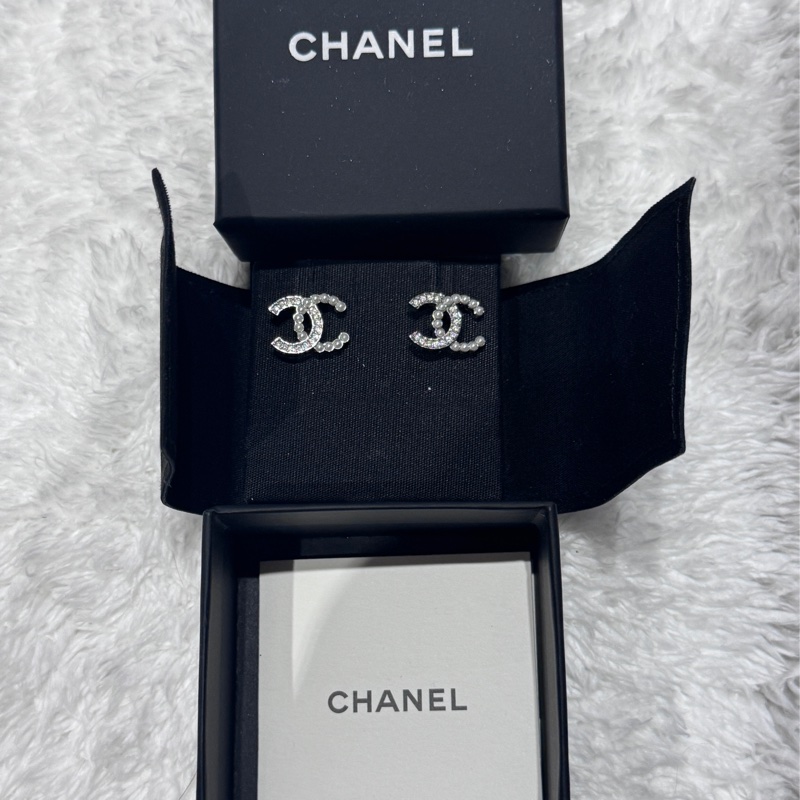 CHANEL 香奈兒 經典款珍珠水鑽雙C  LOGO夾式耳環(銀色) 1.6 x 1.2 cm-15