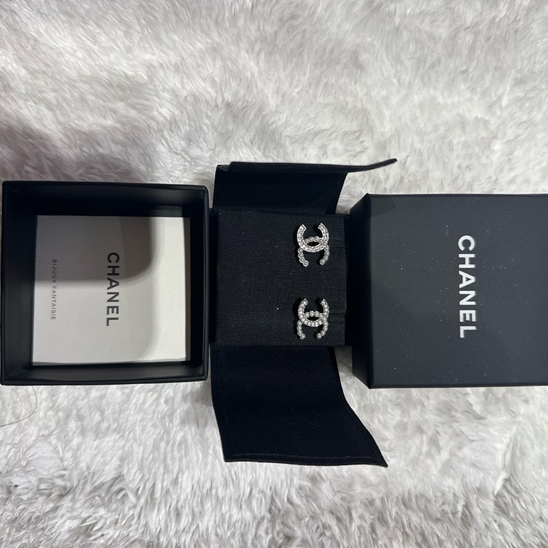 CHANEL 香奈兒 經典款珍珠水鑽雙C  LOGO夾式耳環(銀色) 1.6 x 1.2 cm-16