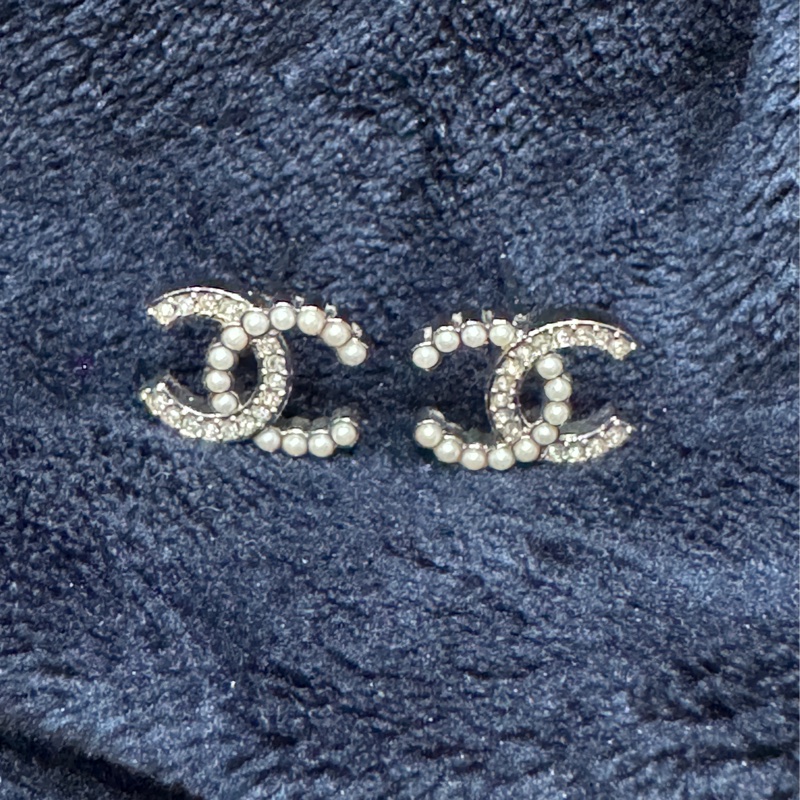 CHANEL 香奈兒 經典款珍珠水鑽雙C  LOGO夾式耳環(銀色) 1.6 x 1.2 cm-18