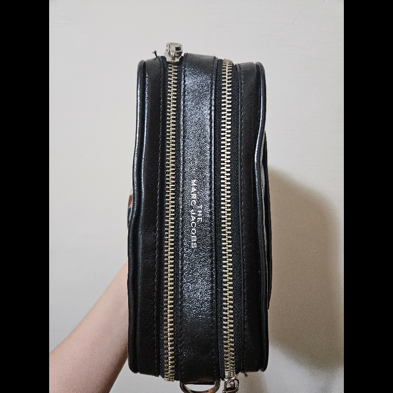 Marc Jacobs MJ 經典黑色菱格斜背相機包-2