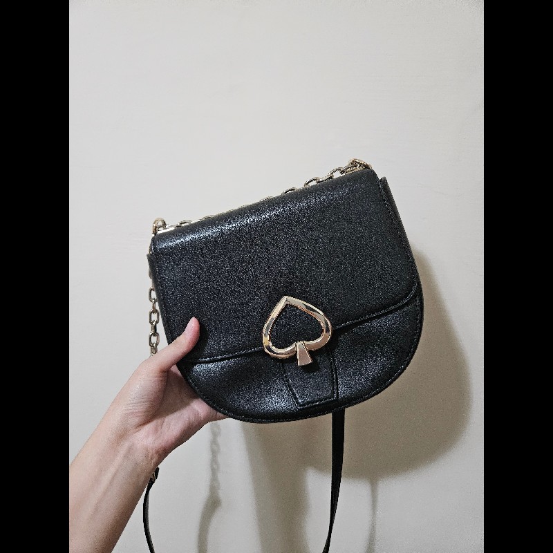 Kate spade 黑色黑桃旋扣斜背馬鞍包-0
