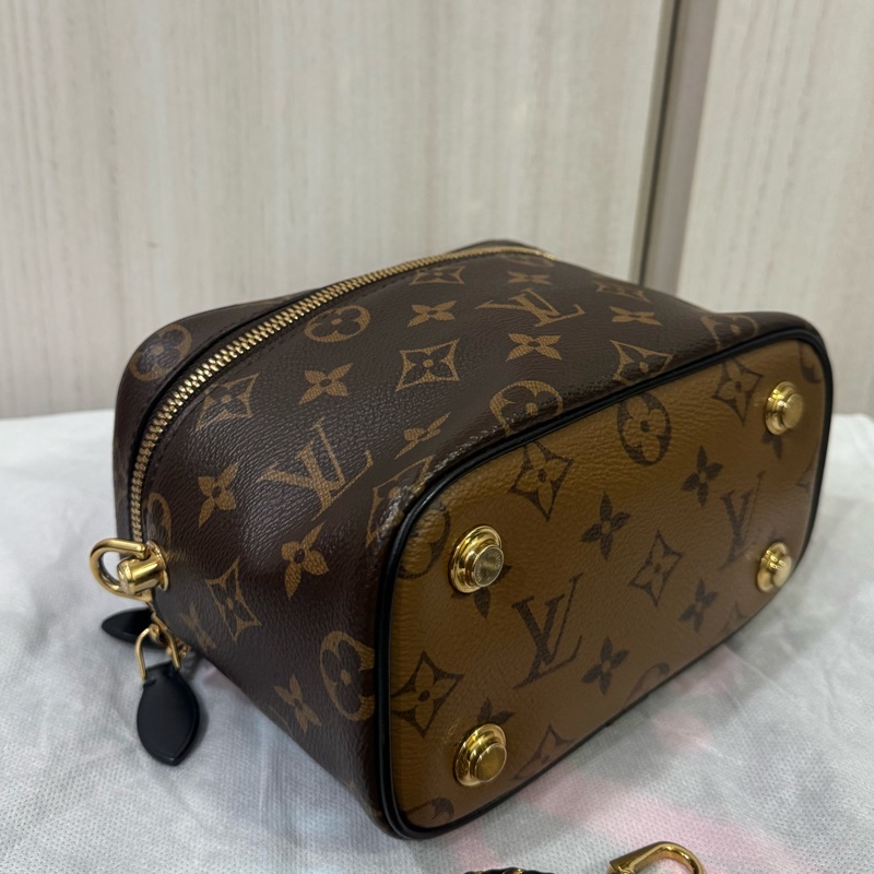 Lv雙色化妝斜背包-8