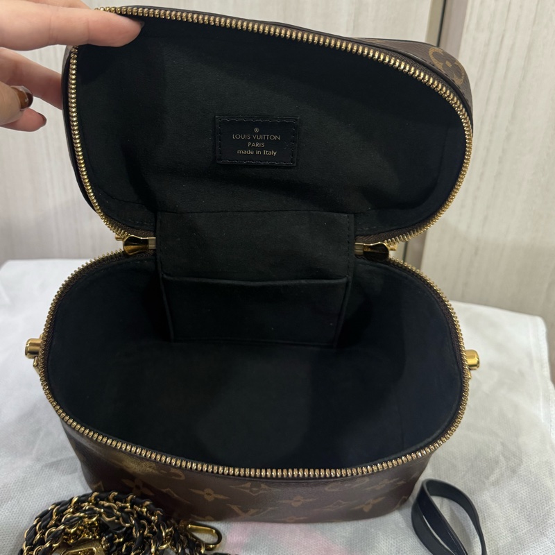 Lv雙色化妝斜背包-10