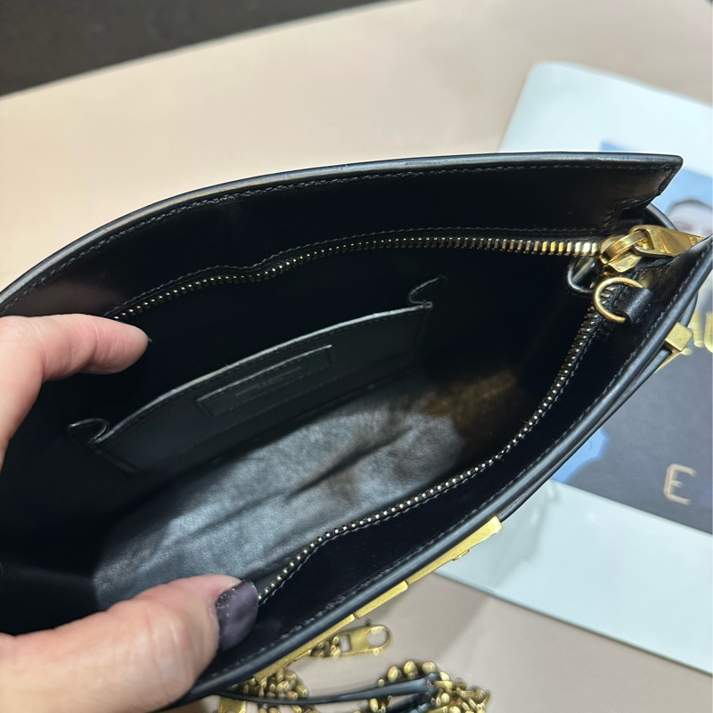 YSL黑牛皮滑面金釦曼哈頓肩背斜背包-5