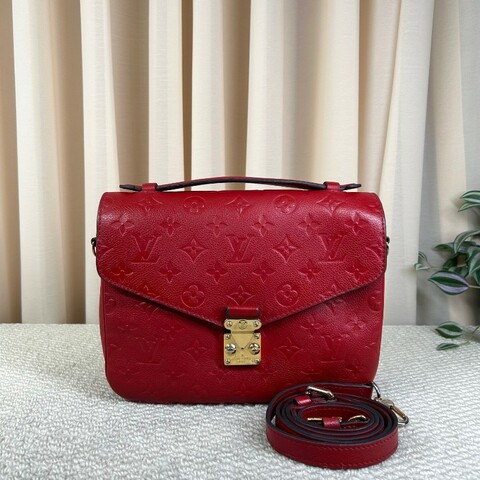 LV路易威登紅色壓花郵差包 經典紅色滿印logo全皮壓紋 紅金配色 容量十足 可手提可單肩可斜挎 肩帶可隨意調節