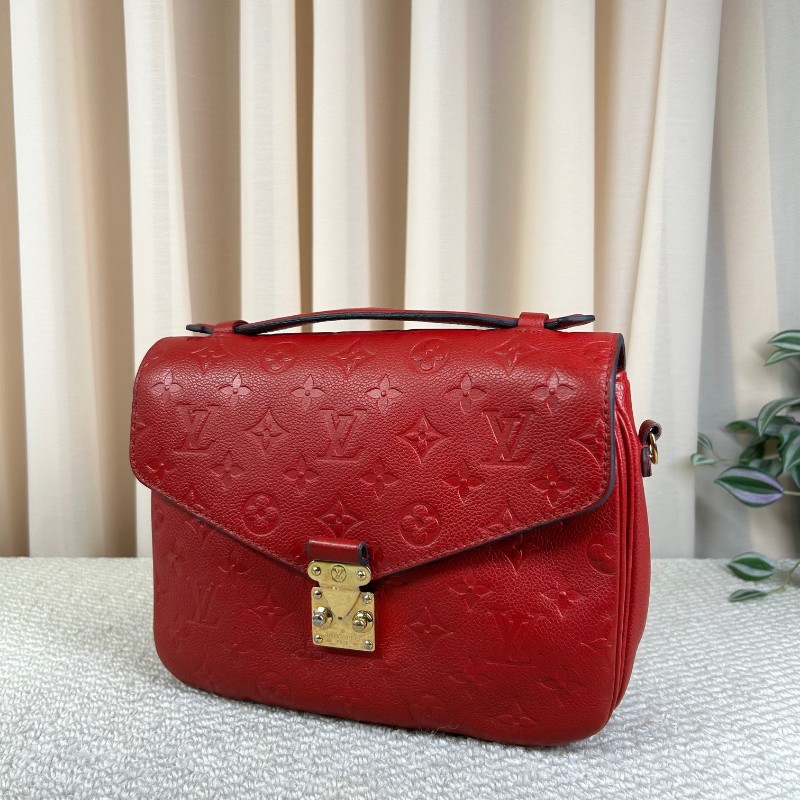 LV路易威登紅色壓花郵差包 經典紅色滿印logo全皮壓紋 紅金配色 容量十足 可手提可單肩可斜挎 肩帶可隨意調節-1