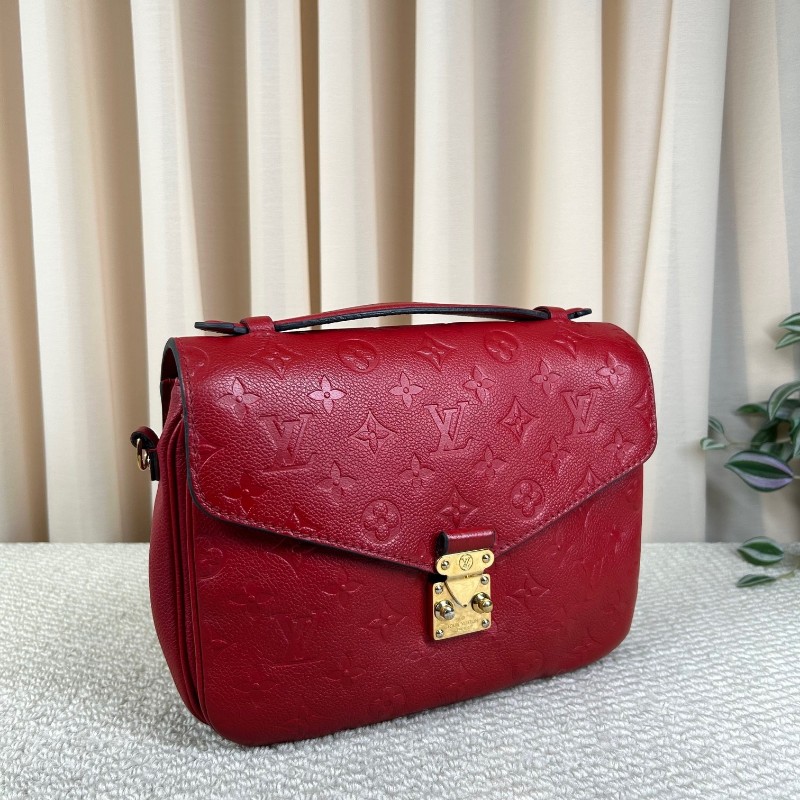 LV路易威登紅色壓花郵差包 經典紅色滿印logo全皮壓紋 紅金配色 容量十足 可手提可單肩可斜挎 肩帶可隨意調節-2