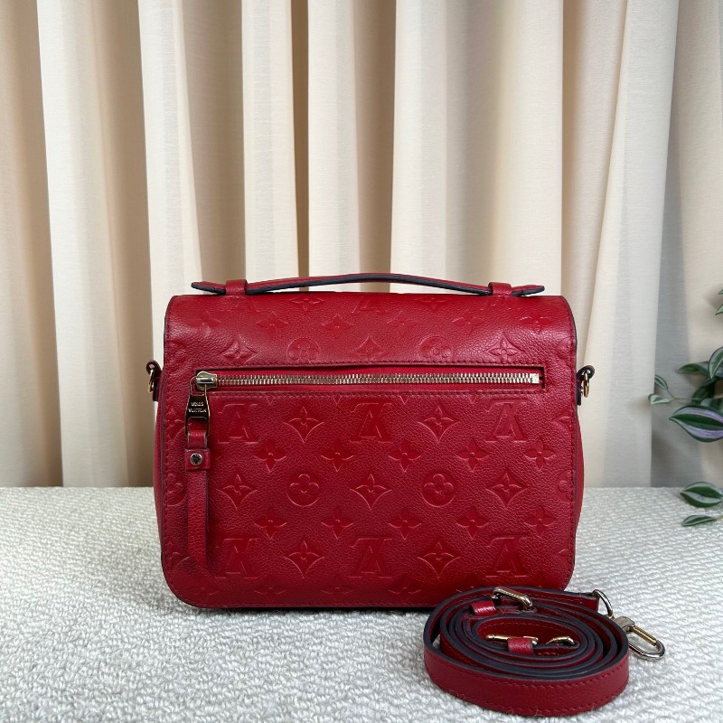 LV路易威登紅色壓花郵差包 經典紅色滿印logo全皮壓紋 紅金配色 容量十足 可手提可單肩可斜挎 肩帶可隨意調節-3