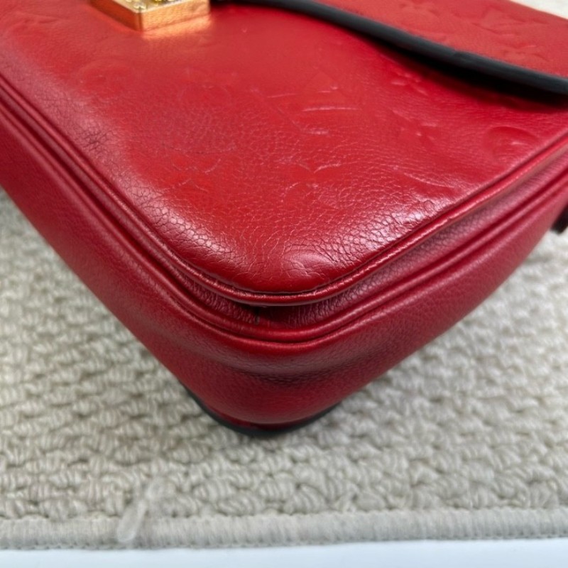 LV路易威登紅色壓花郵差包 經典紅色滿印logo全皮壓紋 紅金配色 容量十足 可手提可單肩可斜挎 肩帶可隨意調節-8