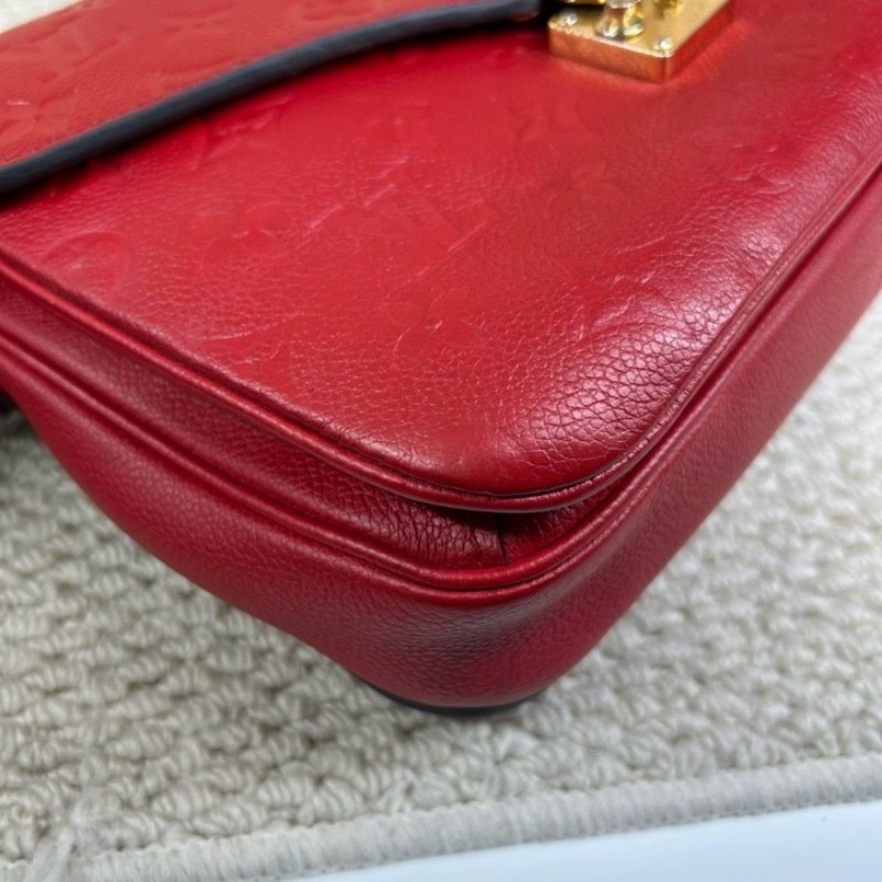 LV路易威登紅色壓花郵差包 經典紅色滿印logo全皮壓紋 紅金配色 容量十足 可手提可單肩可斜挎 肩帶可隨意調節-9