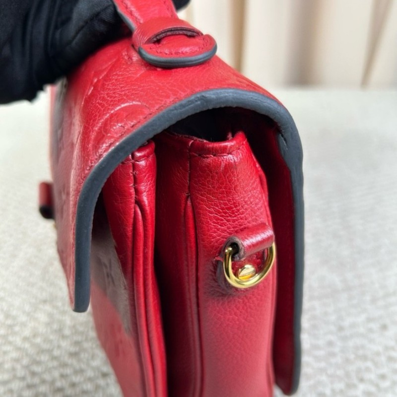 LV路易威登紅色壓花郵差包 經典紅色滿印logo全皮壓紋 紅金配色 容量十足 可手提可單肩可斜挎 肩帶可隨意調節-12