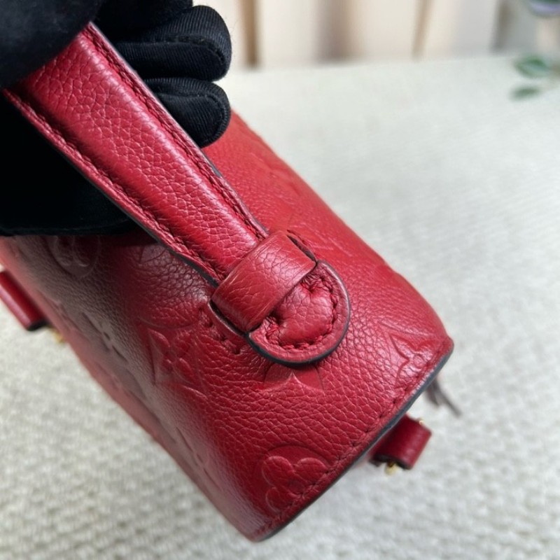 LV路易威登紅色壓花郵差包 經典紅色滿印logo全皮壓紋 紅金配色 容量十足 可手提可單肩可斜挎 肩帶可隨意調節-13