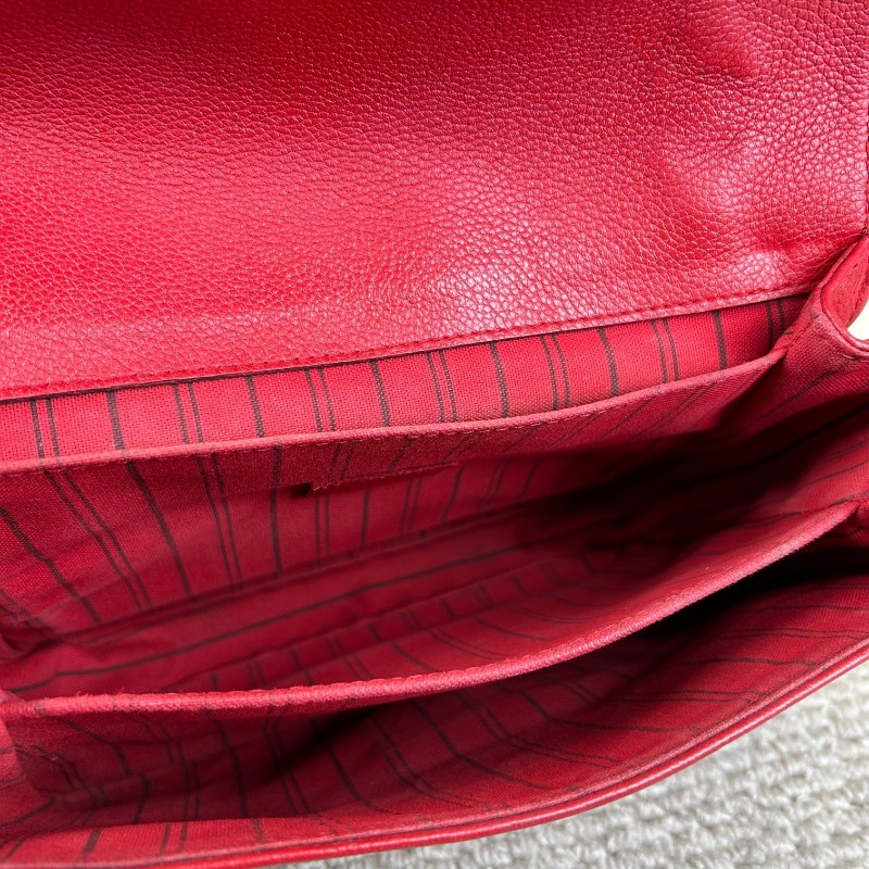 LV路易威登紅色壓花郵差包 經典紅色滿印logo全皮壓紋 紅金配色 容量十足 可手提可單肩可斜挎 肩帶可隨意調節-17