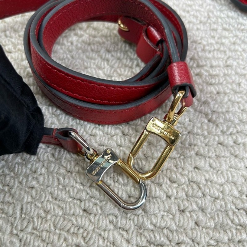 LV路易威登紅色壓花郵差包 經典紅色滿印logo全皮壓紋 紅金配色 容量十足 可手提可單肩可斜挎 肩帶可隨意調節-21