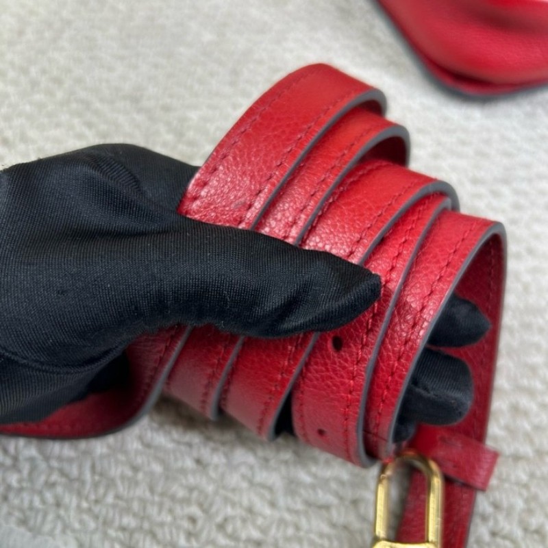 LV路易威登紅色壓花郵差包 經典紅色滿印logo全皮壓紋 紅金配色 容量十足 可手提可單肩可斜挎 肩帶可隨意調節-22