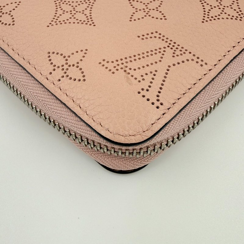 Louis Vuitton - 粉色牛皮雕花簍空Mahina拉鍊長夾-8