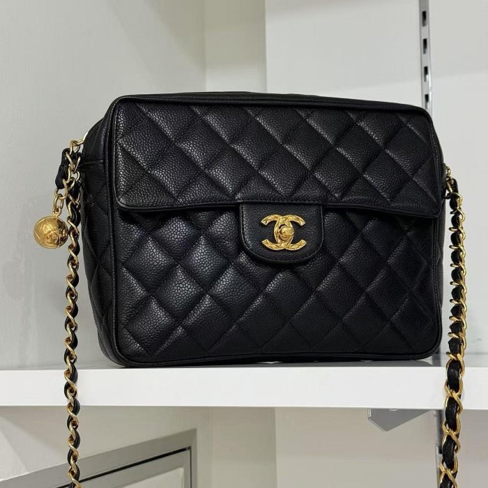 「JL精品代購」95新 香奈兒黑金牛金球雕花鏈 小鳥扣大號翻蓋相機-0