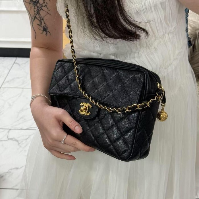 「JL精品代購」95新 香奈兒黑金牛金球雕花鏈 小鳥扣大號翻蓋相機-1