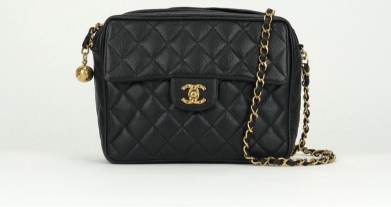 「JL精品代購」95新 香奈兒黑金牛金球雕花鏈 小鳥扣大號翻蓋相機-2