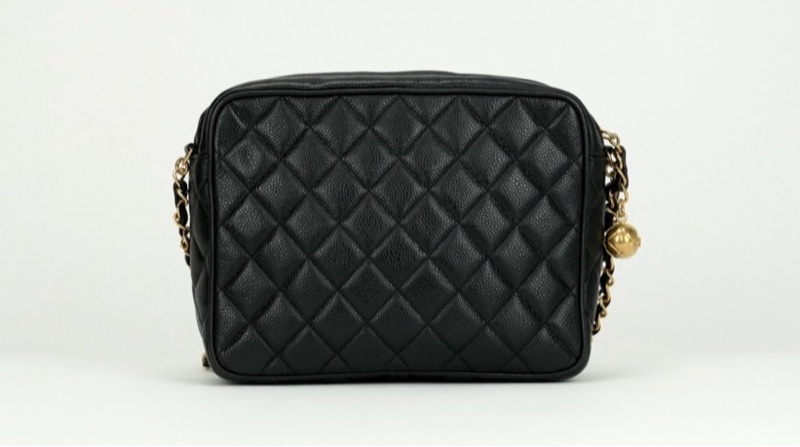 「JL精品代購」95新 香奈兒黑金牛金球雕花鏈 小鳥扣大號翻蓋相機-4