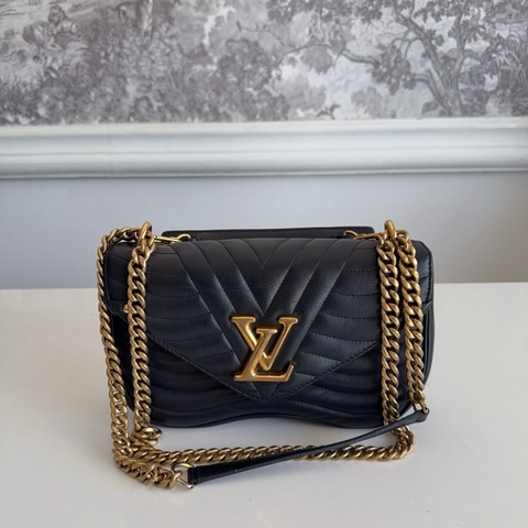 97新Lv new wave 全皮款 屁桃包 波浪紋黑金鍊條包