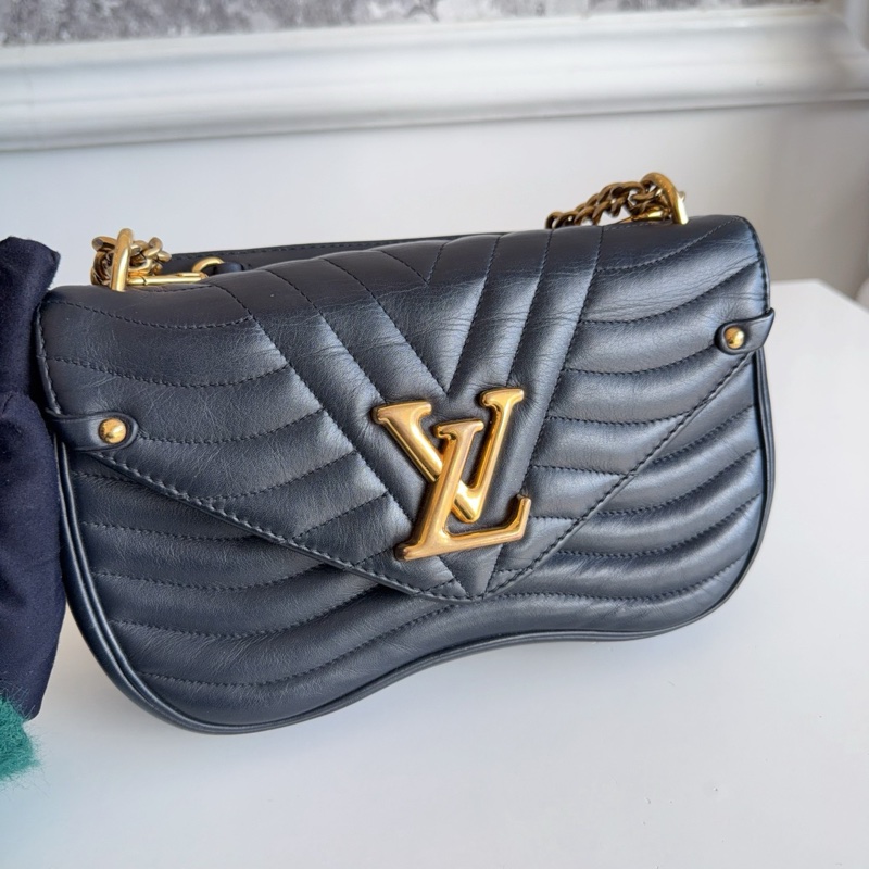 97新Lv new wave 全皮款 屁桃包 波浪紋黑金鍊條包-2