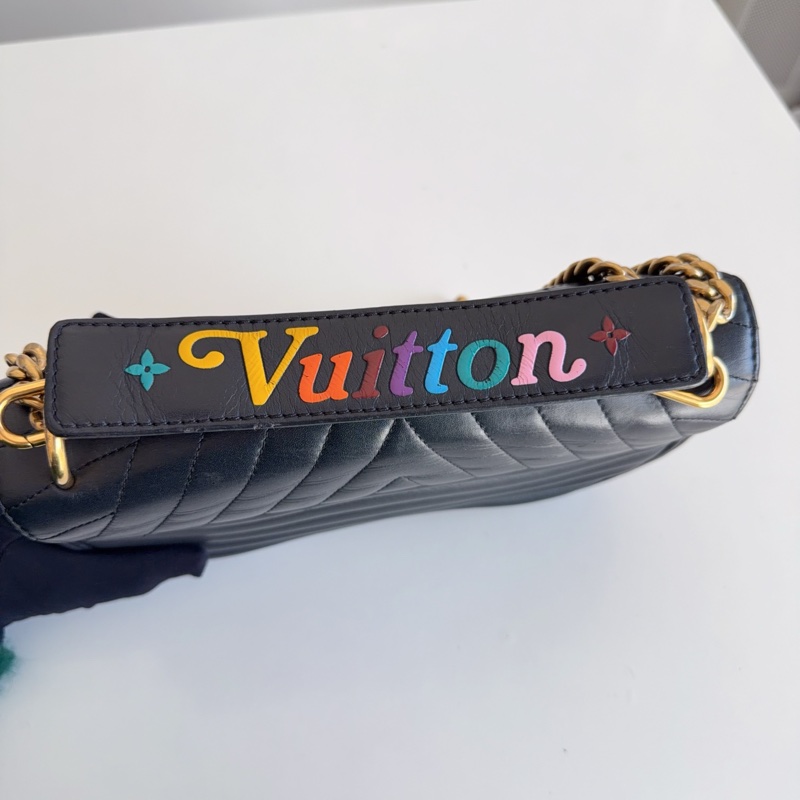 97新Lv new wave 全皮款 屁桃包 波浪紋黑金鍊條包-4