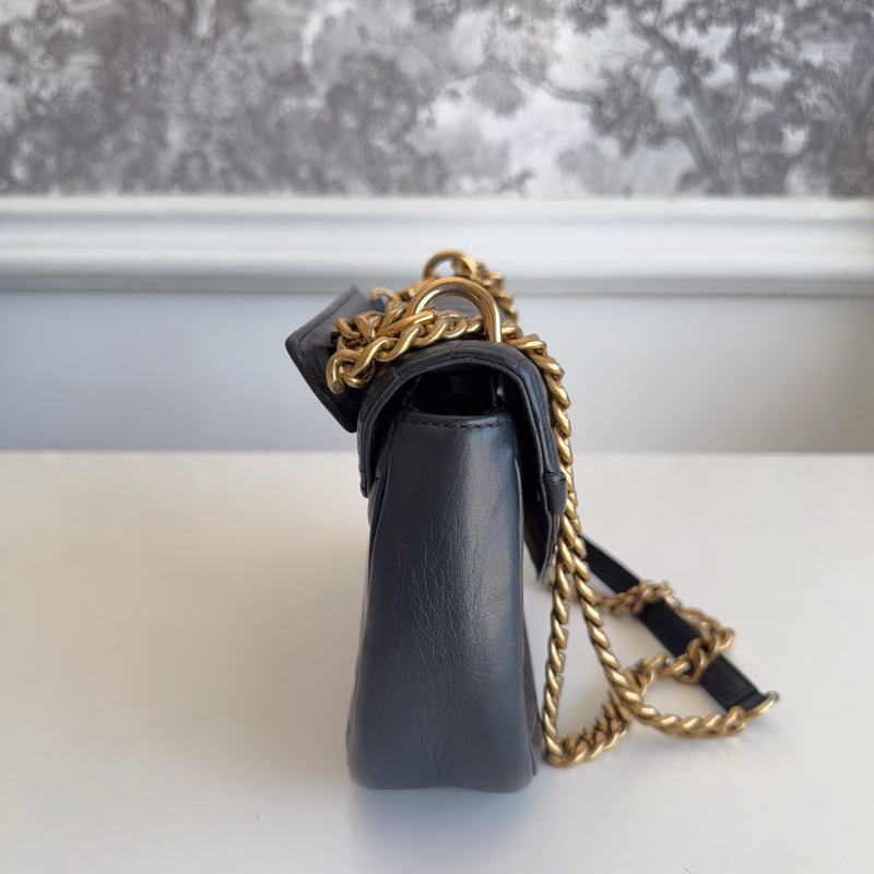 97新Lv new wave 全皮款 屁桃包 波浪紋黑金鍊條包-5