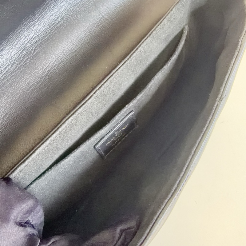 97新Lv new wave 全皮款 屁桃包 波浪紋黑金鍊條包-8