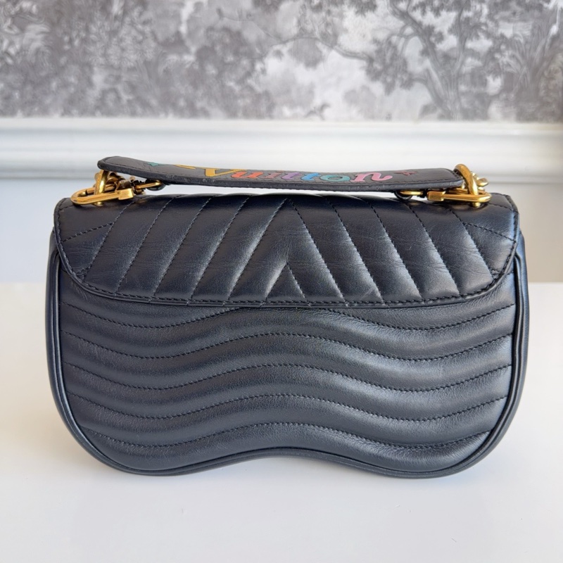 97新Lv new wave 全皮款 屁桃包 波浪紋黑金鍊條包-10