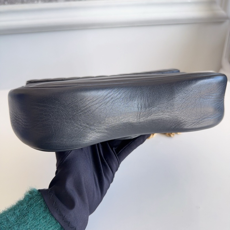 97新Lv new wave 全皮款 屁桃包 波浪紋黑金鍊條包-11