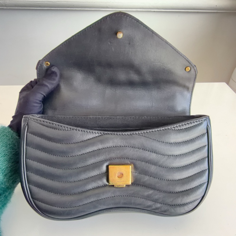 97新Lv new wave 全皮款 屁桃包 波浪紋黑金鍊條包-12