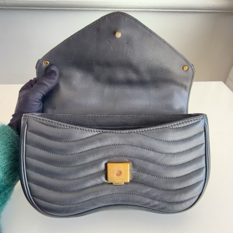 97新Lv new wave 全皮款 屁桃包 波浪紋黑金鍊條包-13