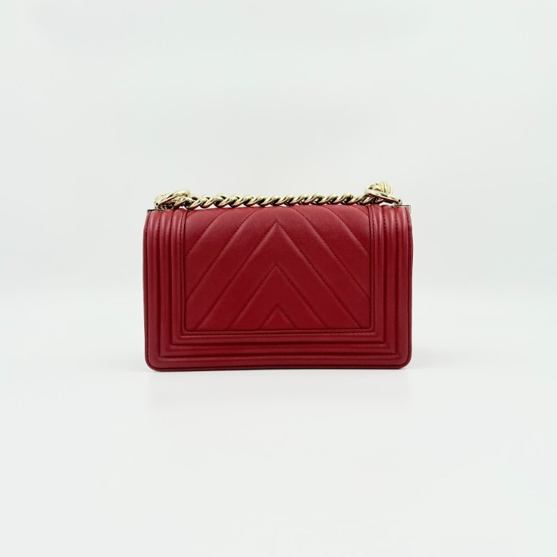 CHANEL -紅色金釦牛皮山型紋╻BOY 20cm-1