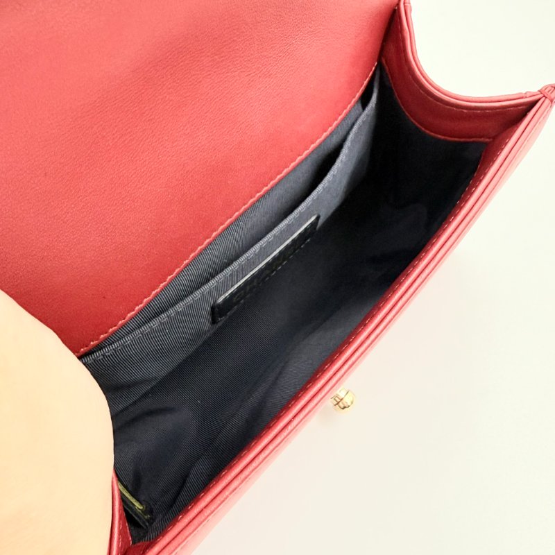 CHANEL -紅色金釦牛皮山型紋╻BOY 20cm-5