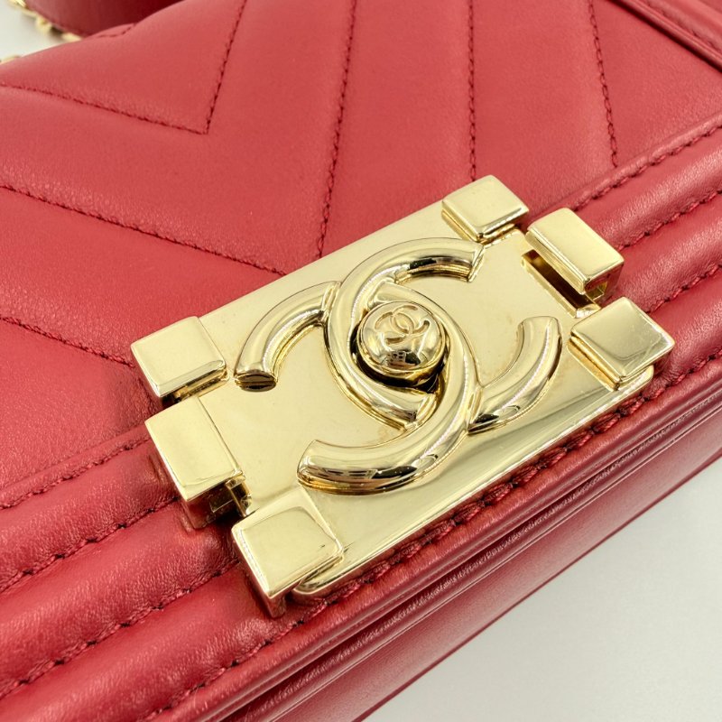CHANEL -紅色金釦牛皮山型紋╻BOY 20cm-6